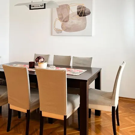 아파트 3 Bedroom Amazing In 코스트레나