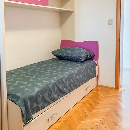3 Bedroom Amazing In 아파트 코스트레나